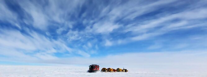 Trip Ayurveda beliebtes Urlaubsziel – Antarktis - Null Bewohner, Millionen Pinguine und feste Dimensionen. Am südlichen Ende der Erde, wo die Sonne nur zwischen Frühjahr und Herbst über dem Horizont aufgeht, liegt der 7. Kontinent, die Antarktis. Riesig, bis auf ein paar Forscher unbewohnt und ohne offiziellen Besitzer. Eine Welt, die überrascht, bevor Sie sie sehen. Deshalb ist ein Besuch definitiv etwas für die Schatzkiste der Erinnerung und allein die Ausmaße dieser Destination sind eine Sache für sich. Du trittst aus deinem gemütlichen Hotelzimmer und es begrüßt dich die warme italienische Sonne. Du blickst auf den atemberaubenden Gardasee, der in zahlreichen Blautönen schimmert - von tiefem Dunkelblau bis zu funkelndem Türkis. Majestätische Berge umgeben dich, während die Brise sanft deine Haut streichelt und der Duft von blühenden Zitronenbäumen deine Nase kitzelt. Du schlenderst die malerischen, engen Gassen entlang, vorbei an farbenfrohen, blumengeschmückten Häusern. Vereinzelt unterbricht das fröhliche Lachen der Einheimischen die friedvolle Stille. Du fühlst dich wie in einem Traum, der nicht enden will. Jeder Schritt führt dich zu neuen Entdeckungen und Abenteuern. Du probierst die köstliche italienische Küche mit ihren frischen Zutaten und verführerischen Aromen. Die Sonne geht langsam unter und taucht den Himmel in ein leuchtendes Orange-rot - ein spektakulärer Anblick.