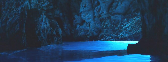 Trip Ayurveda Reisetipps - Die Blaue Grotte von Bisevo in Kroatien ist nur per Boot erreichbar. Atemberaubend schön fasziniert dieses Naturphänomen in leuchtenden intensiven Blautönen. Ein idyllisches Highlight der vorzüglich geführten Speedboot-Tour im Adria Inselparadies, mit fantastisch facettenreicher Unterwasserwelt. Die Blaue Grotte ist ein Naturwunder, das auf der kroatischen Insel Bisevo zu finden ist. Sie ist berühmt für ihr kristallklares Wasser und die einzigartige bläuliche Farbe, die durch das Sonnenlicht in der Höhle entsteht. Die Blaue Grotte kann nur durch eine Bootstour erreicht werden, die oft Teil einer Fünf-Insel-Tour ist.