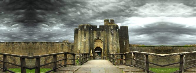 Trip Ayurveda Reisetipps - Caerphilly Castle - ein Bollwerk aus dem 13. Jahrhundert in Wales, Vereinigtes Königreich. Mit einem aufsehenerregenden Turm, der schiefer ist wie der Schiefe Turm zu Pisa. Wie jede Burg mit Prestige, hat sie auch einen Geist, „The Green Lady“ spukt in den Gemächern, wo ihr Geliebter den Tod fand. Wo man in Wales oft – und nicht ohne Grund – das Gefühl hat, dass ein Schloss ziemlich gleich ist, ist Caerphilly Castle bei Cardiff eine sehr willkommene Abwechslung. Die Burg ist nicht nur deutlich größer, sondern auch älter als die Burgen, die später von Edward I. als Ring um Snowdonia gebaut wurden.
