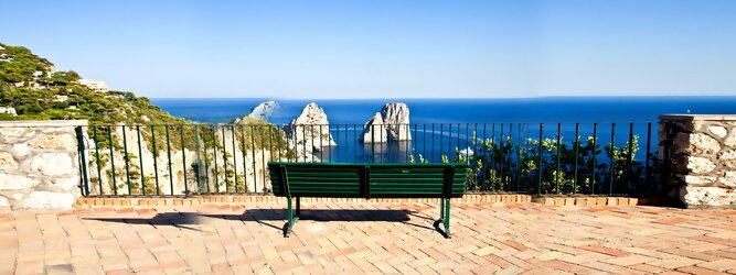 Trip Ayurveda Feriendestination - Capri ist eine blühende Insel mit weißen Gebäuden, die einen schönen Kontrast zum tiefen Blau des Meeres bilden. Die durchschnittlichen Frühlings- und Herbsttemperaturen liegen bei etwa 14°-16°C, die besten Reisemonate sind April, Mai, Juni, September und Oktober. Auch in den Wintermonaten sorgt das milde Klima für Wohlbefinden und eine üppige Vegetation. Die beliebtesten Orte für Capri Ferien, locken mit besten Angebote für Hotels und Ferienunterkünfte mit Werbeaktionen, Rabatten, Sonderangebote für Capri Urlaub buchen.