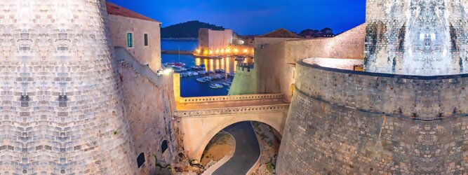 Trip Ayurveda Stadt Urlaub - Dubrovnik - Einen Wahnsinns Panoramablick hat man von Dubrovniks Hausberg Srd. Empor geht’s ganz easy und entspannt, minutenschnell mit der Luftseilbahn. Für begeisterte GOT-Fans empfiehlt sich die speziell geführte Game-of-Thrones-Tour zu den bekanntesten Drehorten und Schauplätzen der erfolgreichen Kultserie, der Eiserne Thron ist auf der kleinen idyllischen Insel Lokrum zu bestaunen. Die beliebtesten Orte für Dubrovnik Ferien, locken mit besten Angebote für Hotels und Ferienunterkünfte mit Werbeaktionen, Rabatten, Sonderangebote für Dubrovnik Urlaub buchen. Reisedaten eingeben und Hotel Flug Mietwagen Attraktionen Taxis für eine Dubrovnik Reise flexibel buchen. Sollten sich die Pläne ändern, sind viele der Unterkünfte und Zimmer in Dubrovnik kostenfrei stornierbar.