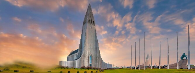 Trip Ayurveda Reisetipps - Hallgrimskirkja in Reykjavik, Island – Lutherische Kirche in beeindruckend martialischer Betonoptik, inspiriert von der Form der isländischen Basaltfelsen. Die Schlichtheit im Innenraum erstaunt, bewegt zum Innehalten und Entschleunigen. Sensationelle Fotos gibt es bei Polarlicht als Hintergrundkulisse. Die Hallgrim-Kirche krönt Islands Hauptstadt eindrucksvoll mit ihrem 73 Meter hohen Turm, der alle anderen Gebäude in Reykjavík überragt. Bei keinem anderen Bauwerk im Land dauerte der Bau so lange, und nur wenige sorgten für so viele Kontroversen wie die Kirche. Heute ist sie die größte Kirche der Insel mit Platz für 1.200 Besucher.