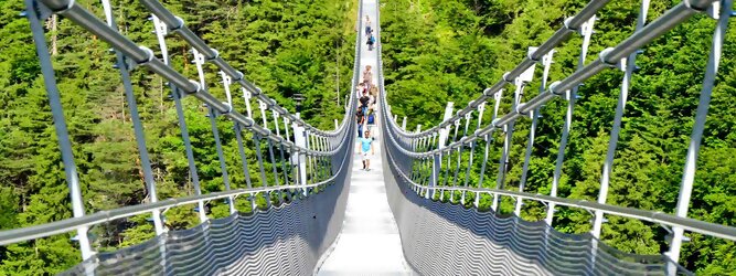 Trip Ayurveda Reisetipps - highline179 - Die Brücke BlickMitKick | einmalige Kulisse und spektakulärer Panoramablick | 20 Gehminuten und man findet | die längste Hängebrücke der Welt | Weltrekord Hängebrücke im Tibet Style - Die highline179 ist eine Fußgänger-Hängebrücke in Form einer Seilbrücke über die Fernpassstraße B 179 südlich von Reutte in Tirol (Österreich). Sie erstreckt sich in einer Höhe von 113 bis 114 m über die Burgenwelt Ehrenberg und verbindet die Ruine Ehrenberg mit dem Fort Claudia.