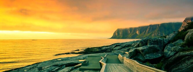 Trip Ayurveda Feriendestination Norwegen – Schwindelfrei auf Preikestolen – die spektakuläre Felskanzel erhebt sich als steile Plateauklippe über dem Lysefjord. Die Aussicht über den Fjord ist atemberaubend, schwindelfrei sein ist Voraussetzung. Es lohnt sich auf jeden Fall, schon mitten in der Nacht aufzustehen, um den magischen Moment des überwältigend schönen Sonnenaufgangs mitzuerleben, grandios wie sich die ersten Sonnenstrahlen in den steilen Felswänden verfangen und die Bergmauern zum Leuchten bringen. Dieser Augenblick inspiriert zur Demut und Dankbarkeit. Die beliebtesten Orte für Ferien in Norwegen, locken mit besten Angebote für Hotels und Ferienunterkünfte mit Werbeaktionen, Rabatten, Sonderangebote für Norwegen Urlaub buchen.