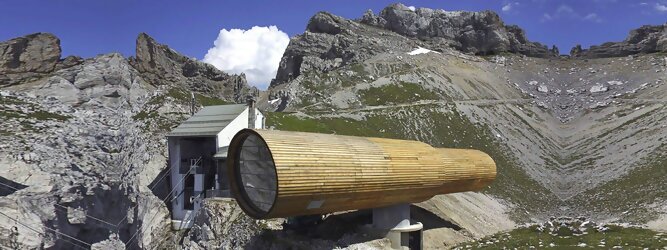 Trip Ayurveda Reisetipps - Das Riesenfernrohr im Karwendel – wie ein gigantischer Feldstecher wurde das Informationszentrum auf die Felskante neben der Bergstation platziert. Hoch über Mittenwald, Bayern erlebt man sensationell faszinierende Ein- und Ausblicke in die alpine Natur und die sensible geschützte Bergwelt Karwendel. Auf 2044m Seehöhe, 1.321m über Mittenwald und oft über dem Wolkenmeer, könnte das Informationszentrum Bergwelt Karwendel nicht eindrucksvoller sein! Und mit der Bergbahn ist es von Mittenwald aus in kurzer Zeit bequem erreichbar.Durch das große Panoramafenster blicken Sie auf Mittenwald und scheinen über der Stadt zu schweben.