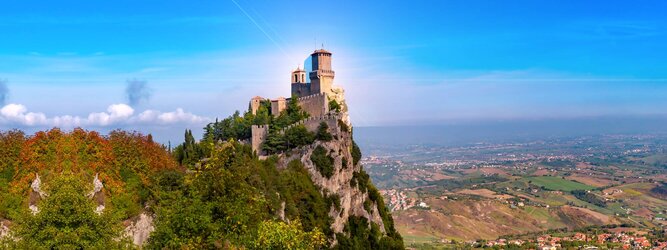 Trip Ayurveda Urlaubsdestination - San Marino – Hol ihn dir – den heißbegehrten Einreise-Stempel von San Marino. Nimm deinen Reisepass, besuche die örtliche Tourismusbehörde, hier wird die kleine Trophäe in dein Reisedokument gestempelt, es sieht gut aus und ist eine supertolle Urlaubserinnerung. Dieses neue Trendy-Reiselust-Souvenir passt ausgezeichnet zu den anderen außergewöhnlichen Stempeln deiner vergangenen Reisen. San Marino ist ein sehr interessanter Zwergstaat, eine Enklave, vollständig von Italien umgeben, eine der ältesten bestehenden Republiken und eines der reichsten Länder der Welt. Die beliebtesten Orte für Ferien in San Marino, locken mit besten Angebote für Hotels und Ferienunterkünfte mit Werbeaktionen, Rabatten, Sonderangebote für San Marino Urlaub buchen.